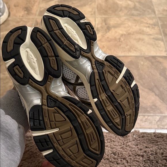 ASICS - Picture 3 of 3